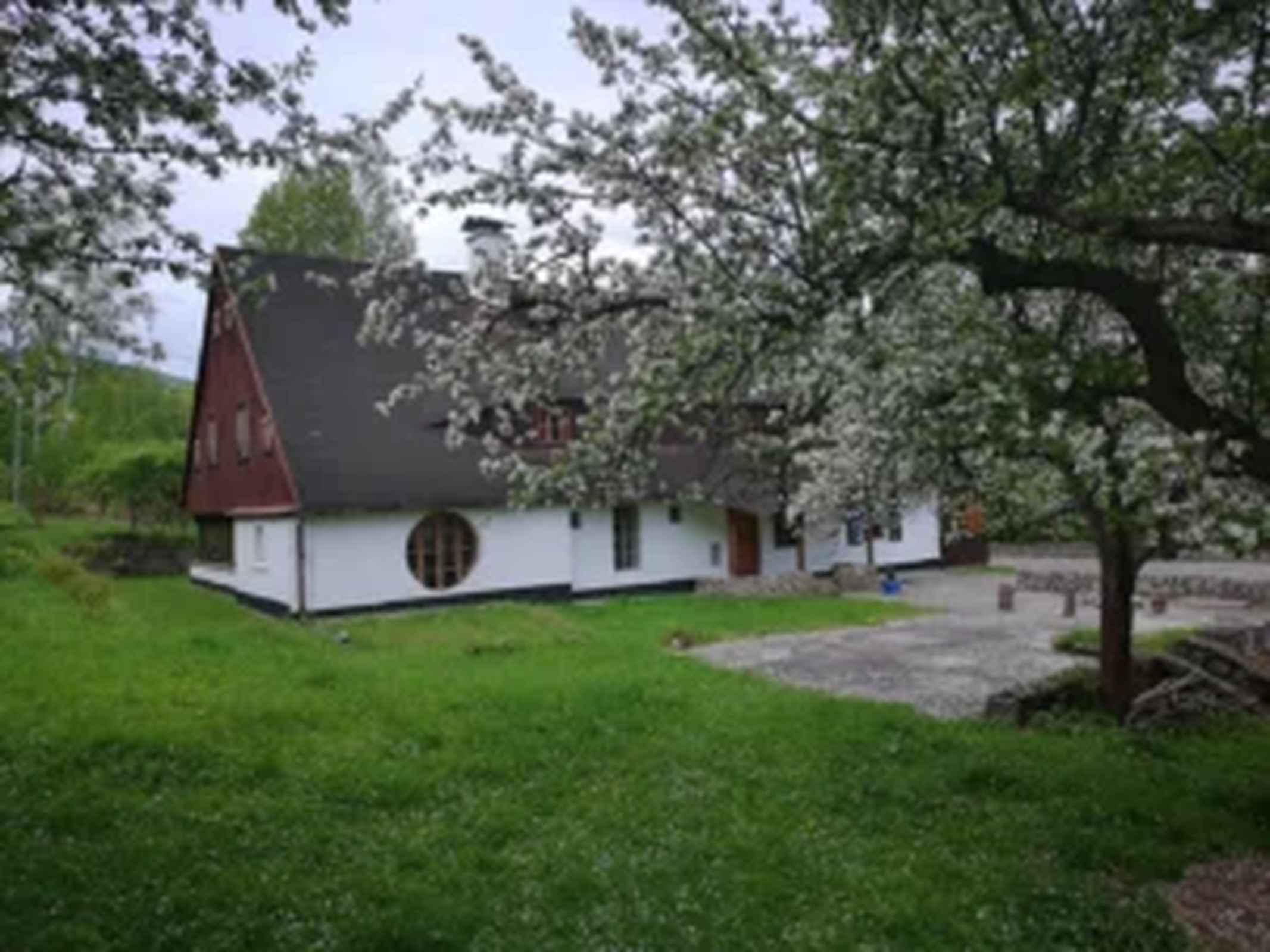 Widok domku z&nbsp;zewnątrz